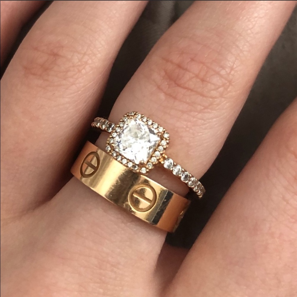 Pandora ring with box